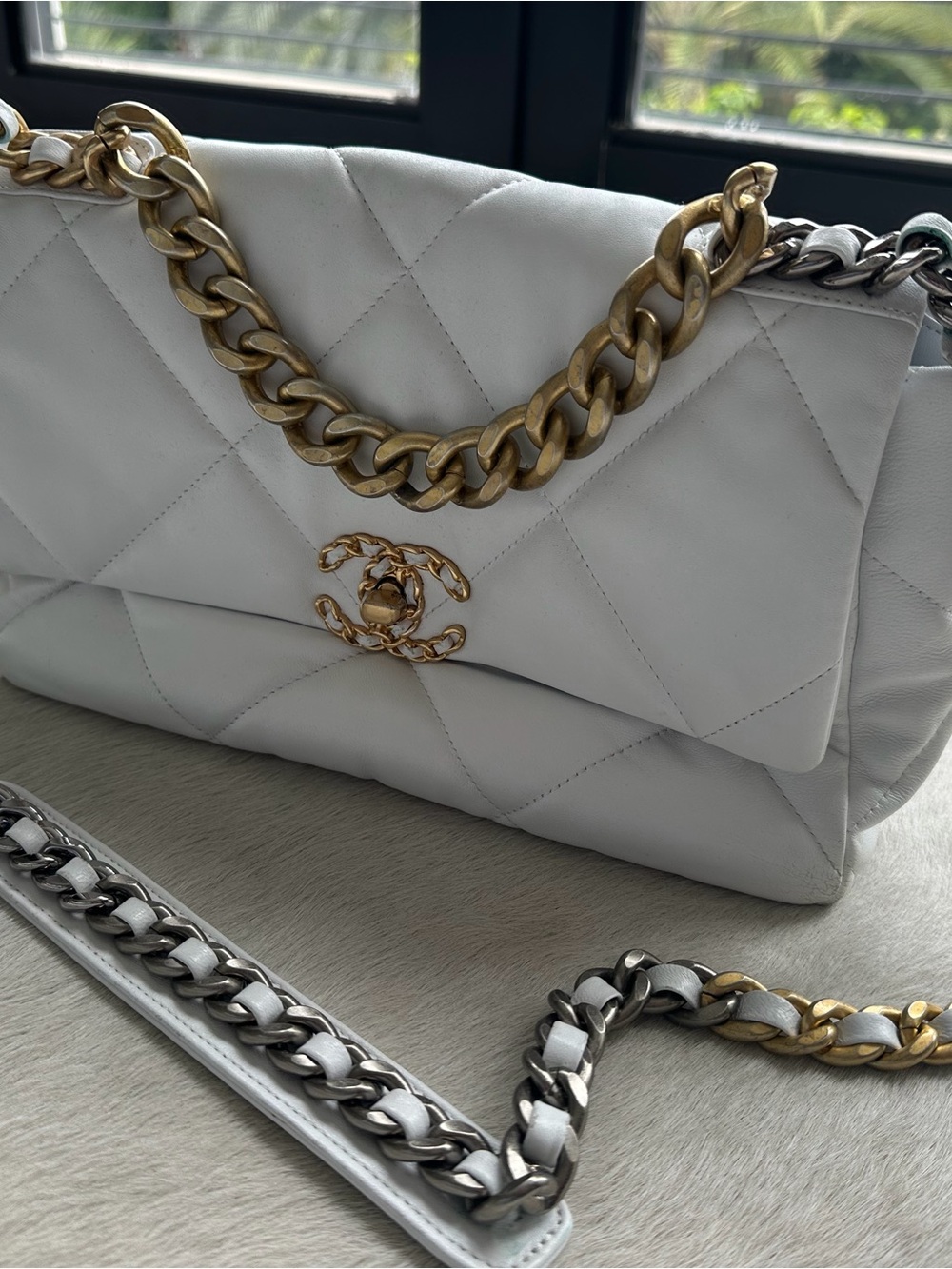 CHANEL White Quilted Leather Shoulder Bag with Mixed Gold and Silver Chain Strap - Picture 2 of 9